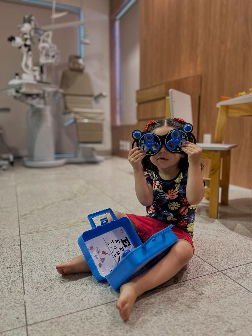 Criança brincando no espaço infantil do consultório